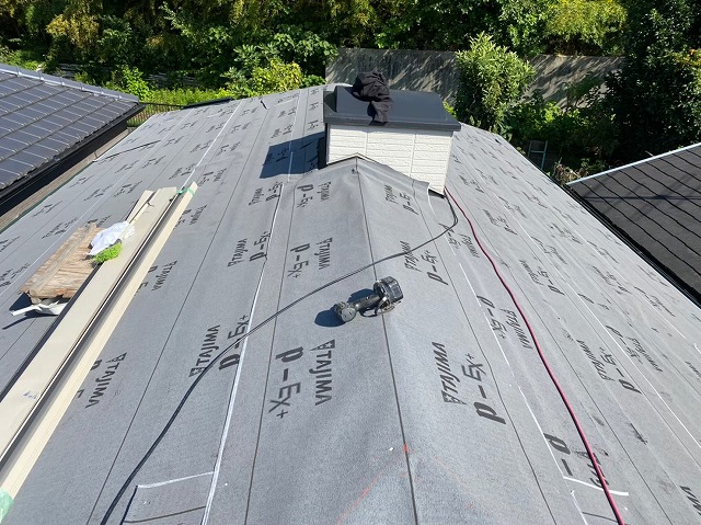 防水紙で屋根を覆い防水性向上